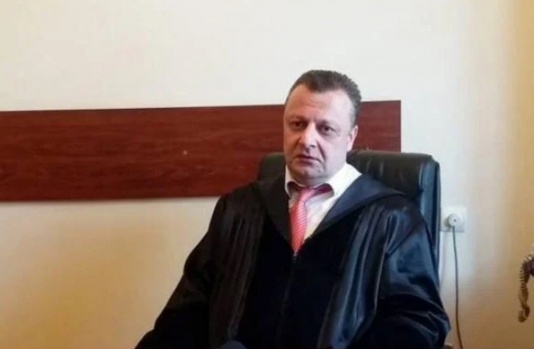 Судья Александр Азарян подал в отставку, его полномочия прекращены